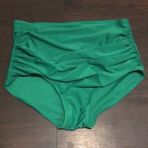 👙 Kelly green high-waisted ruched bikini bottoms | flattering fit ☘️